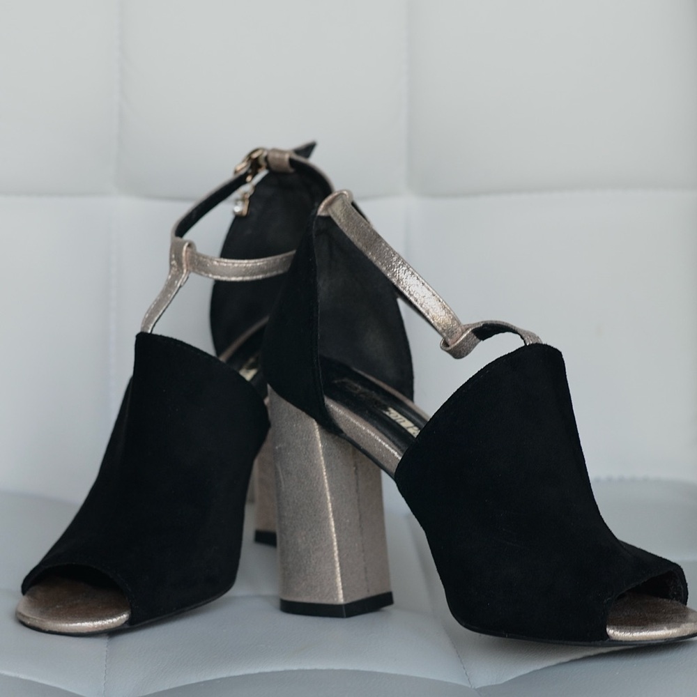 Elegant Black and Gold Women's Heels